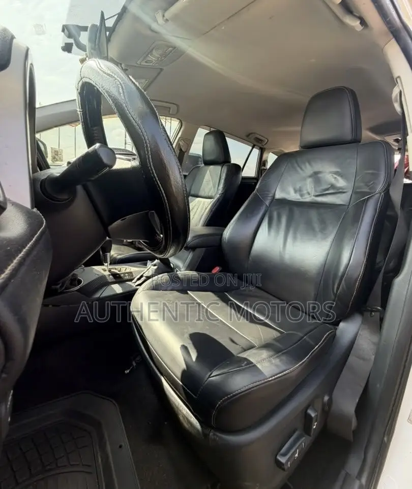 Toyota RAV4 XLE 4dr SUV AWD (2.5L 4cyl 6A) 2015 White