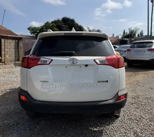 Toyota RAV4 XLE 4dr SUV AWD (2.5L 4cyl 6A) 2015 White