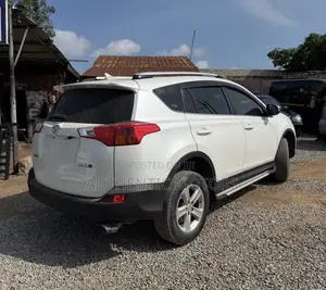 Toyota RAV4 XLE 4dr SUV AWD (2.5L 4cyl 6A) 2015 White