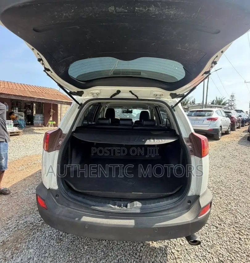 Toyota RAV4 XLE 4dr SUV AWD (2.5L 4cyl 6A) 2015 White