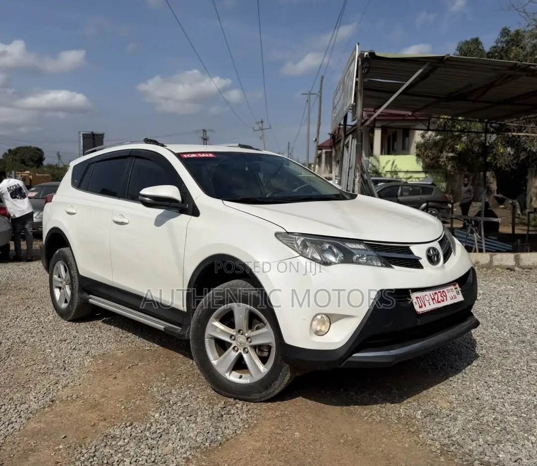 Toyota RAV4 XLE 4dr SUV AWD (2.5L 4cyl 6A) 2015 White