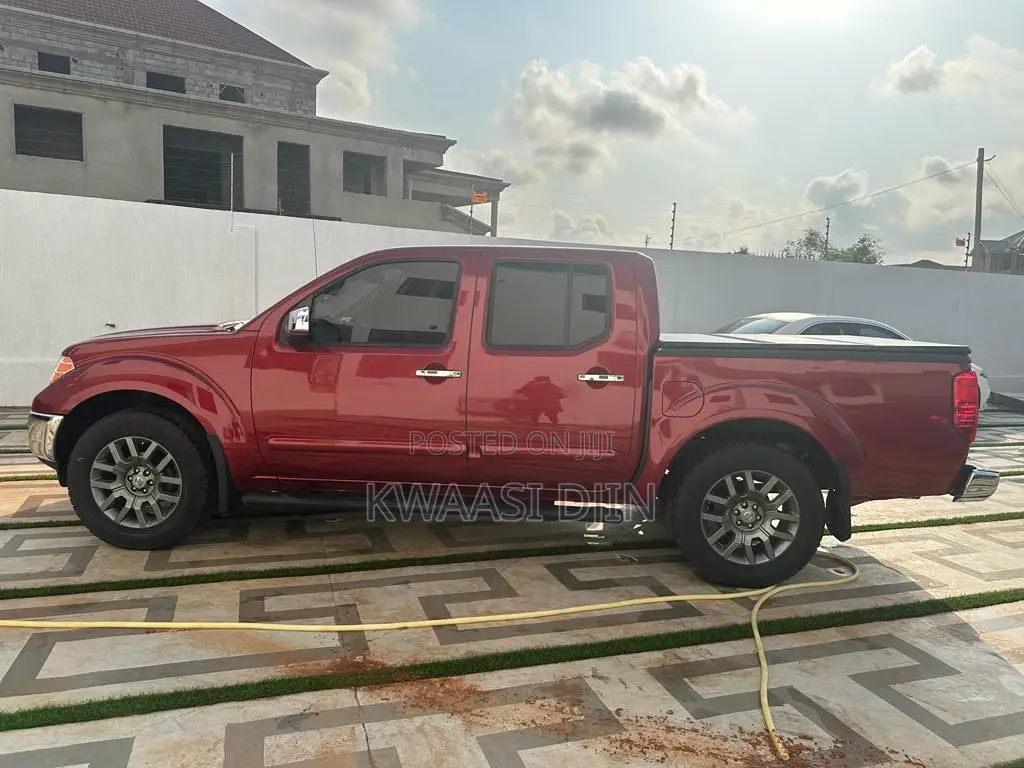 Nissan Frontier PRO-4X 4x4 Crew Cab 4.75 ft. box 125.9 in. WB 2013 Red