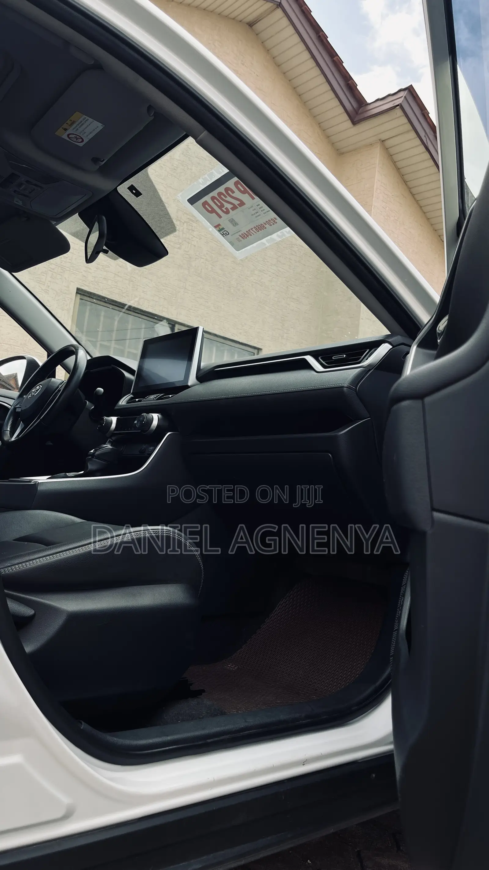 Toyota RAV4 XLE FWD 2023 White