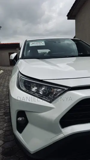 Toyota RAV4 XLE FWD 2023 White