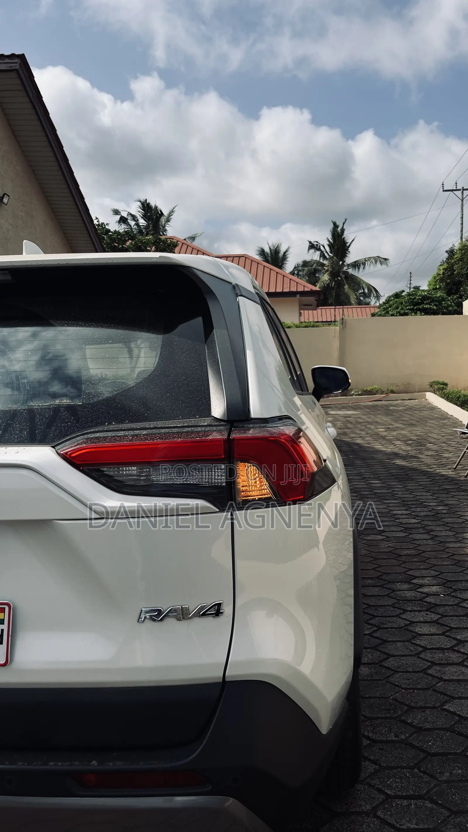 Toyota RAV4 XLE FWD 2023 White