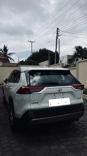 Toyota RAV4 XLE FWD 2023 White