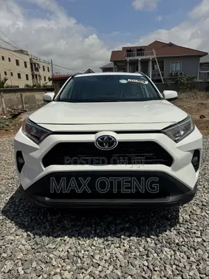 Toyota RAV4 XLE FWD 2020 White