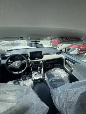 Toyota RAV4 XLE FWD 2020 White