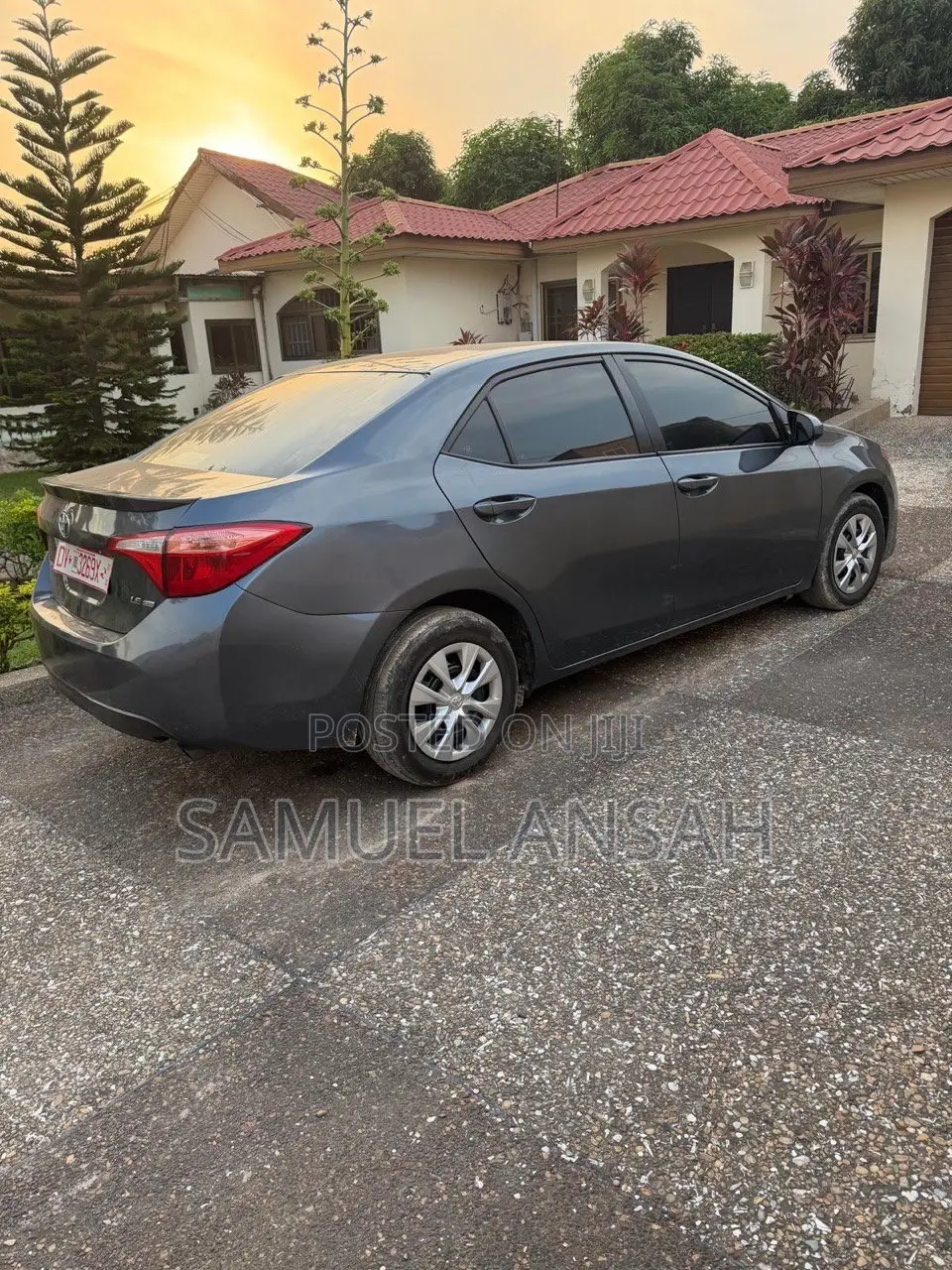 Toyota Corolla LE Eco (1.8L 4cyl 2A) 2018 Gray