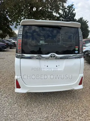 Toyota Voxy V 4WD 8-Seater 2014 White