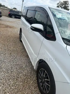 Toyota Voxy V 4WD 8-Seater 2014 White