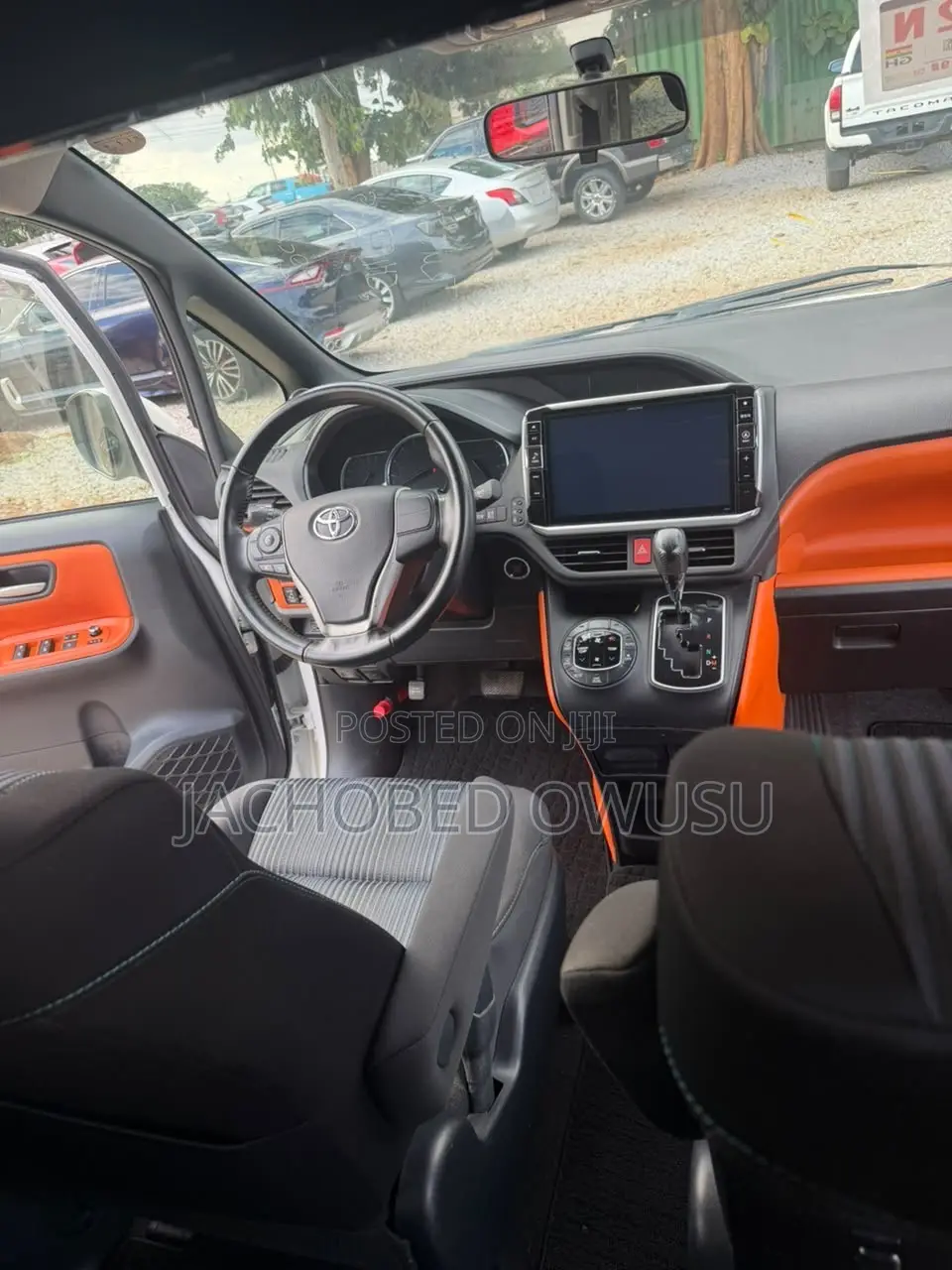 Toyota Voxy V 4WD 8-Seater 2014 White