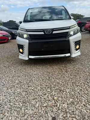 Toyota Voxy V 4WD 8-Seater 2014 White