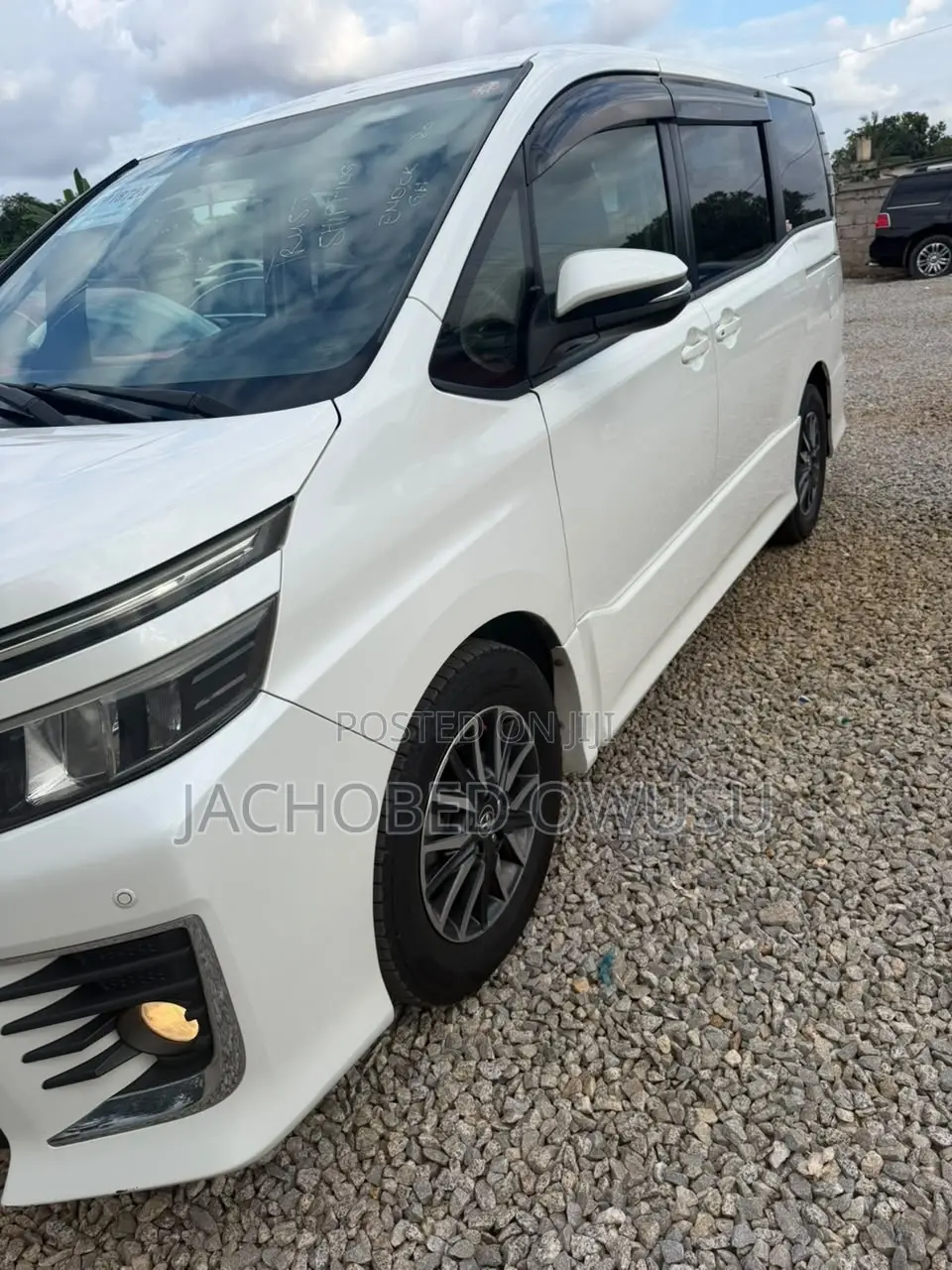 Toyota Voxy V 4WD 8-Seater 2014 White