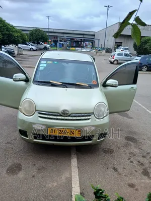 Toyota Sienta 2010 Green
