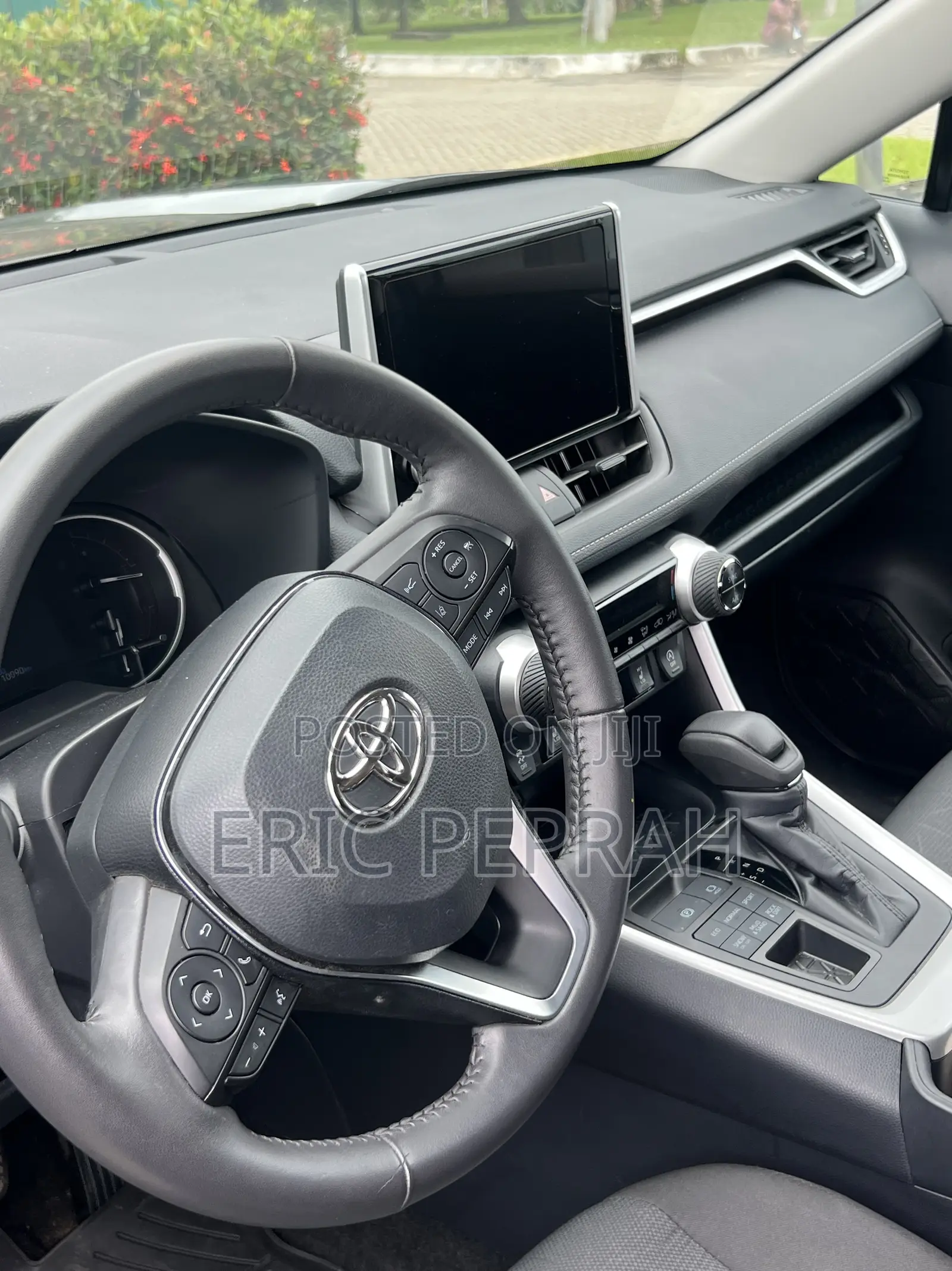 Toyota RAV4 XLE 2025 Gray