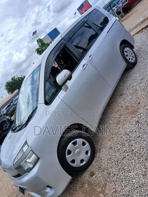 Toyota Voxy 2012 Silver