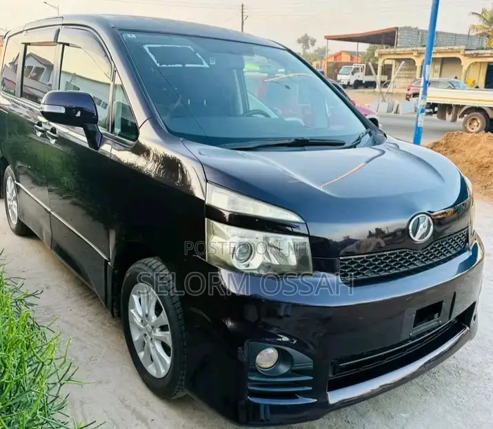 Toyota Voxy 2011 Black