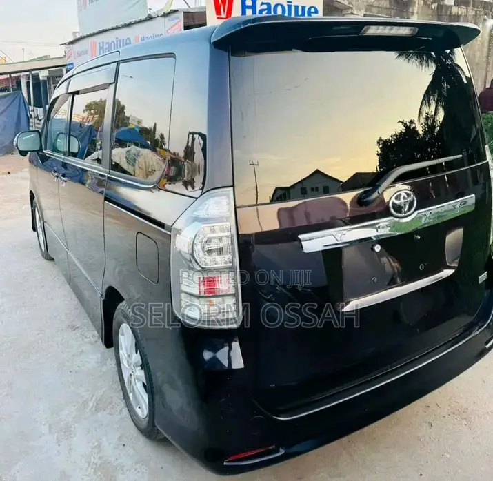 Toyota Voxy 2011 Black