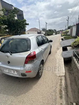 Toyota Vitz 2010 Silver