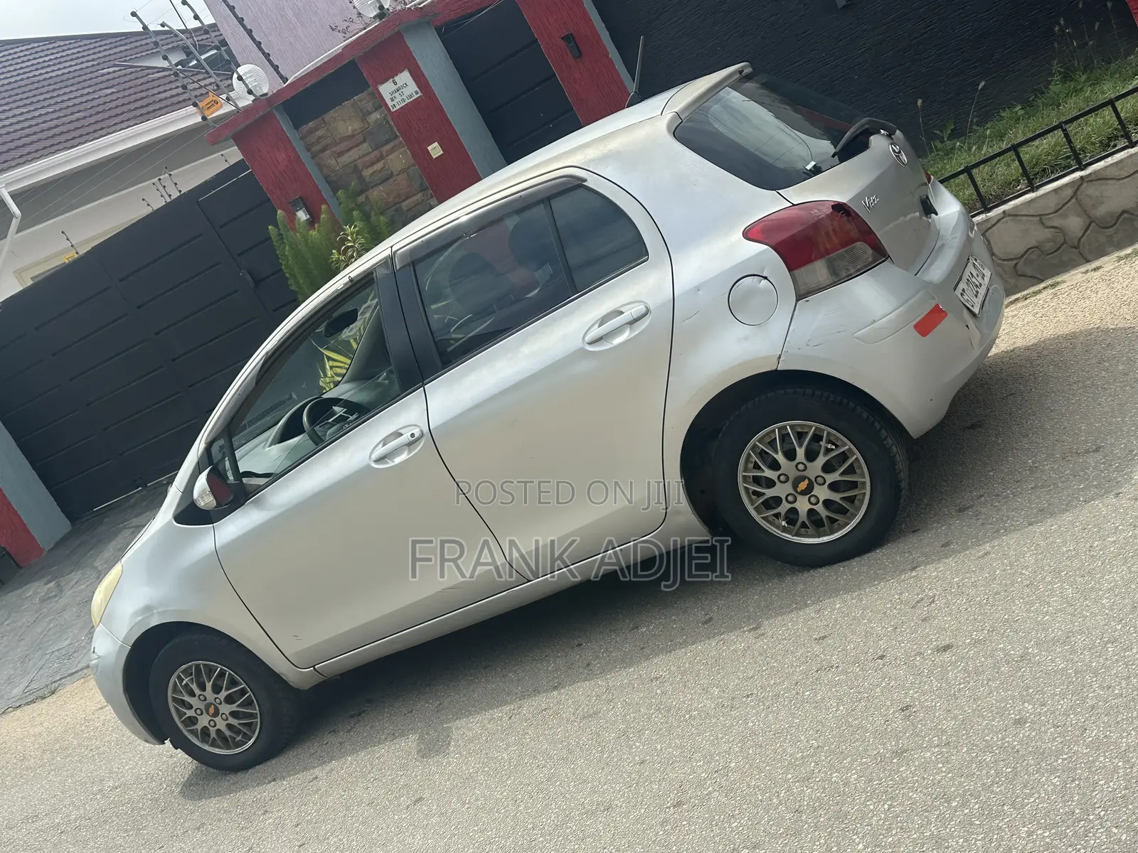Toyota Vitz 2010 Silver