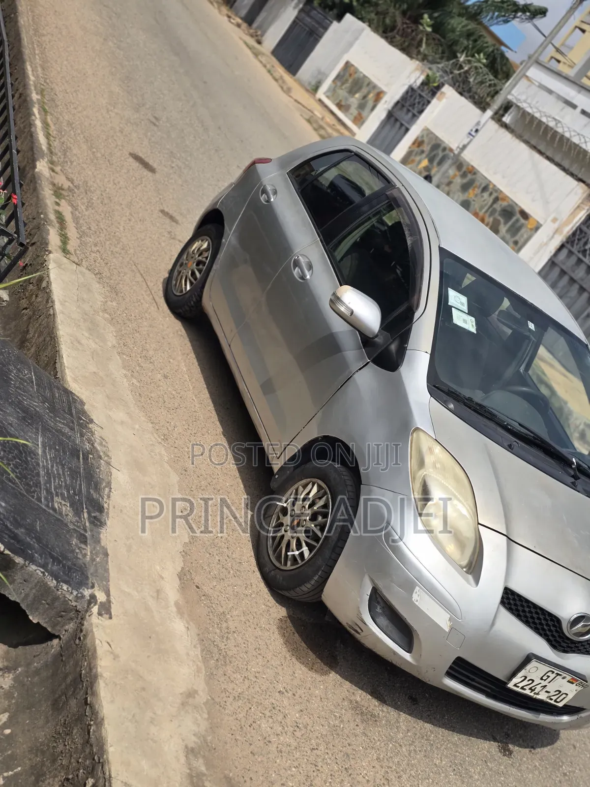 Toyota Vitz 1.0 FWD 5dr 2010 Silver