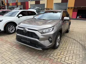 Toyota RAV4 XLE 2021 Silver