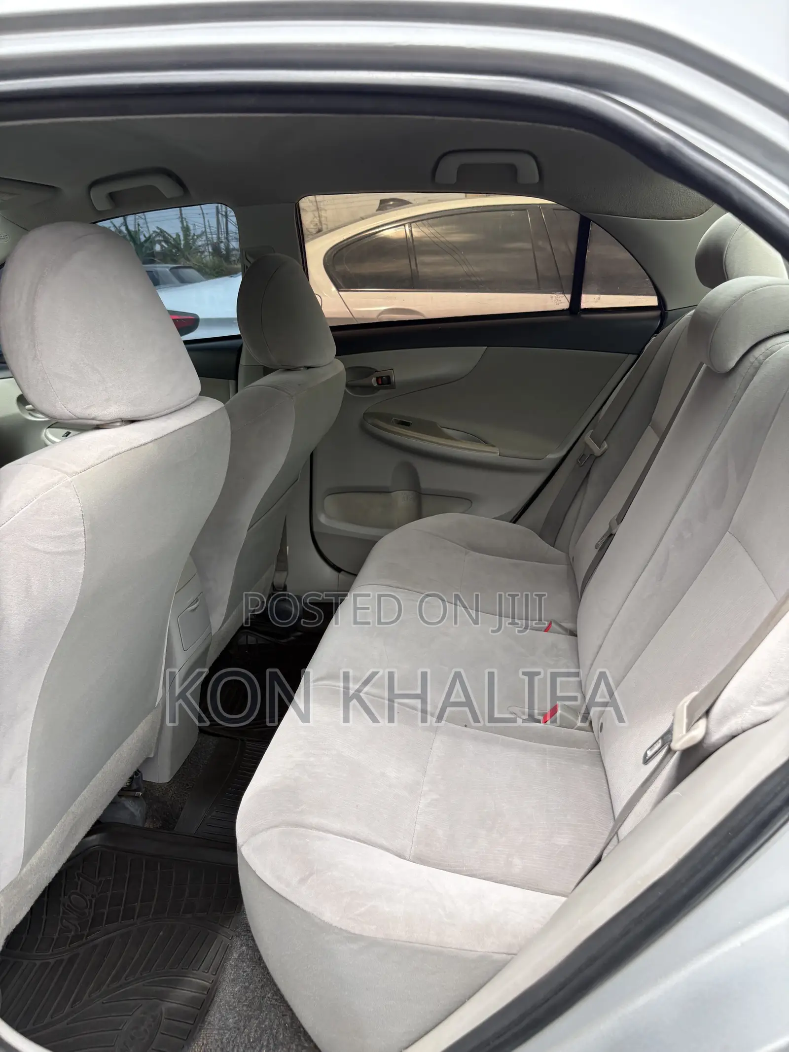Toyota Corolla LE 4dr Sedan (1.8L 4cyl 4A) 2012 Silver