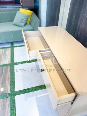 A Modern 5 Drawer Dresser