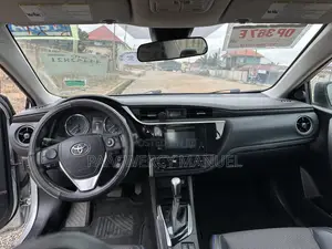 Toyota Corolla SE (1.8L 4cyl 6M) 2018 Silver