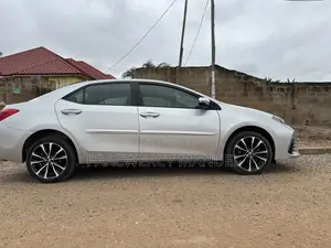 Toyota Corolla SE (1.8L 4cyl 6M) 2018 Silver