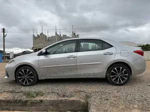 Toyota Corolla SE (1.8L 4cyl 6M) 2018 Silver