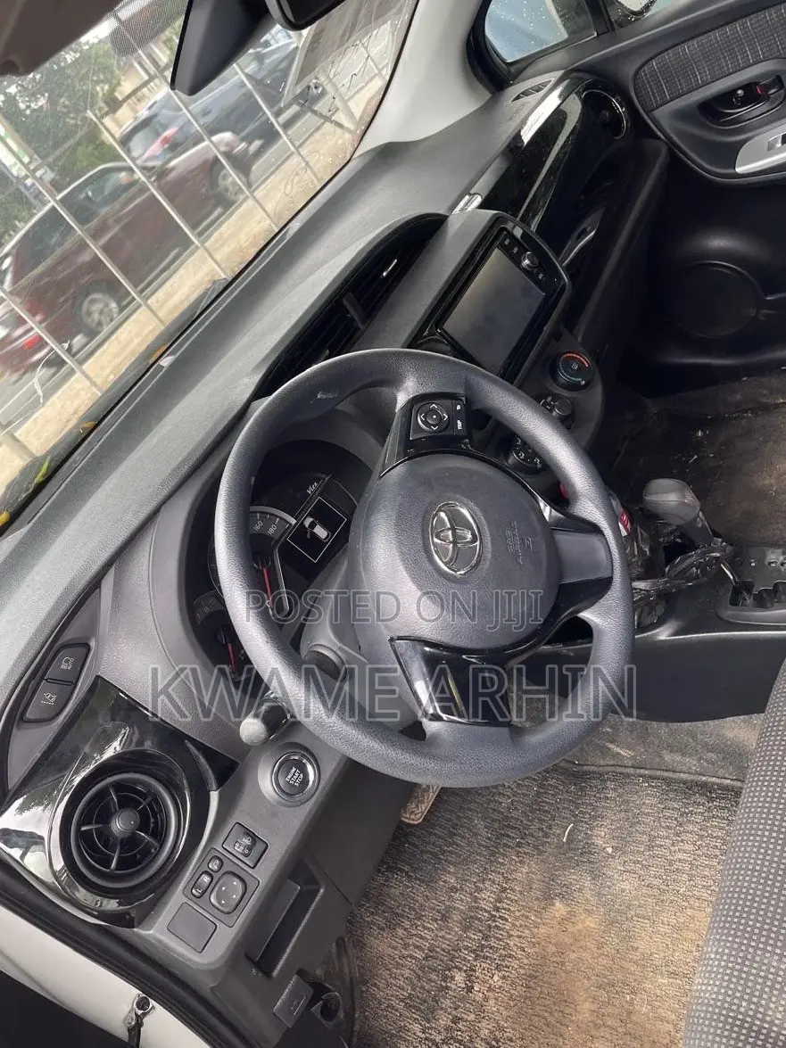 Toyota Vitz 1.3 FWD 5dr 2017 White