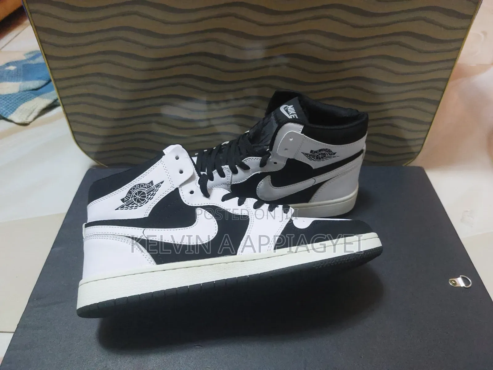 Air Jordan 1 High Black/White