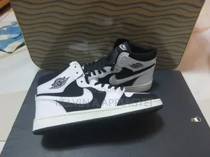 Air Jordan 1 High Black/White