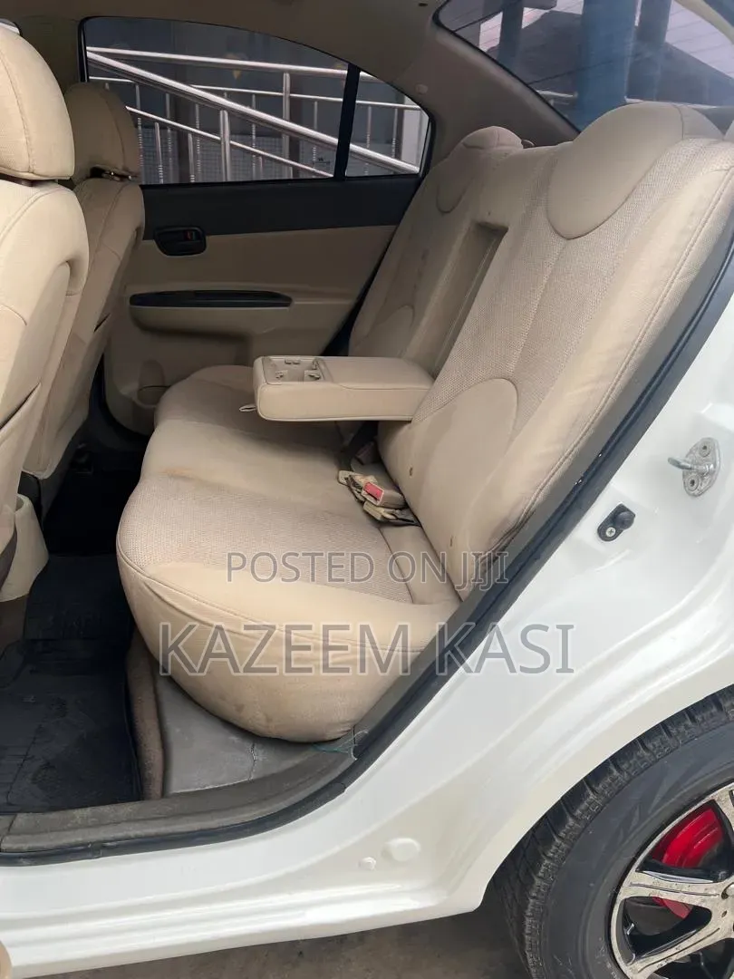 Hyundai Accent 2010 Off white