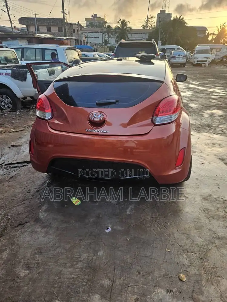 Hyundai Veloster 3dr Hatchback w/Black Interior (1.6L 4cyl 6AM) 2015