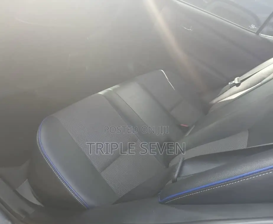 Toyota Corolla SE (1.8L 4cyl 6M) 2018 Gray