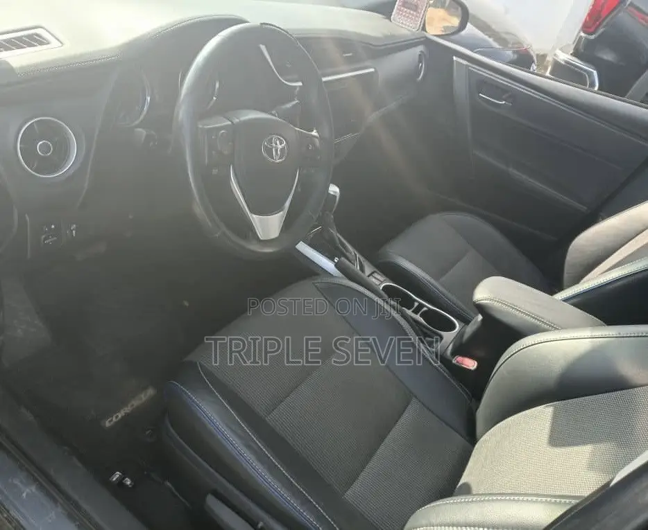 Toyota Corolla SE (1.8L 4cyl 6M) 2018 Gray