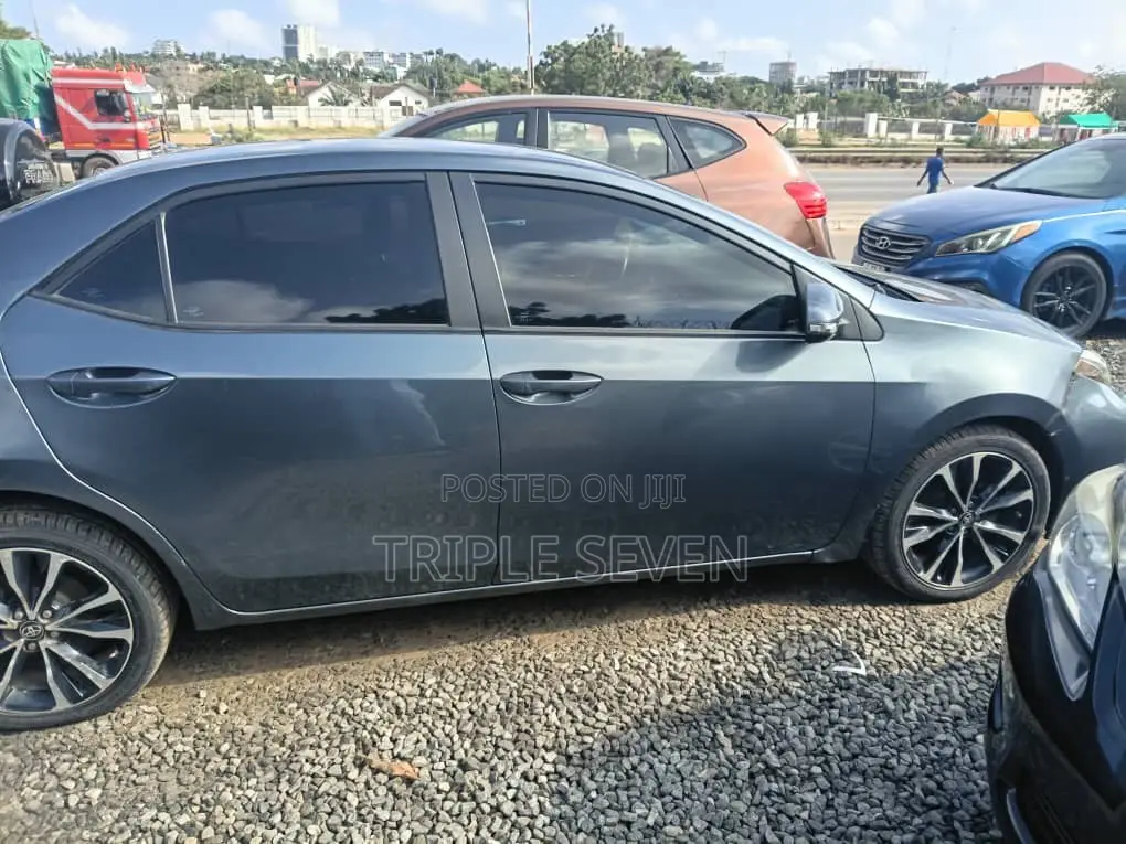 Toyota Corolla SE (1.8L 4cyl 6M) 2018 Gray