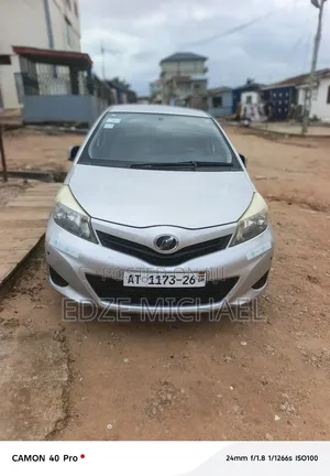 Toyota Vitz 2011 Silver