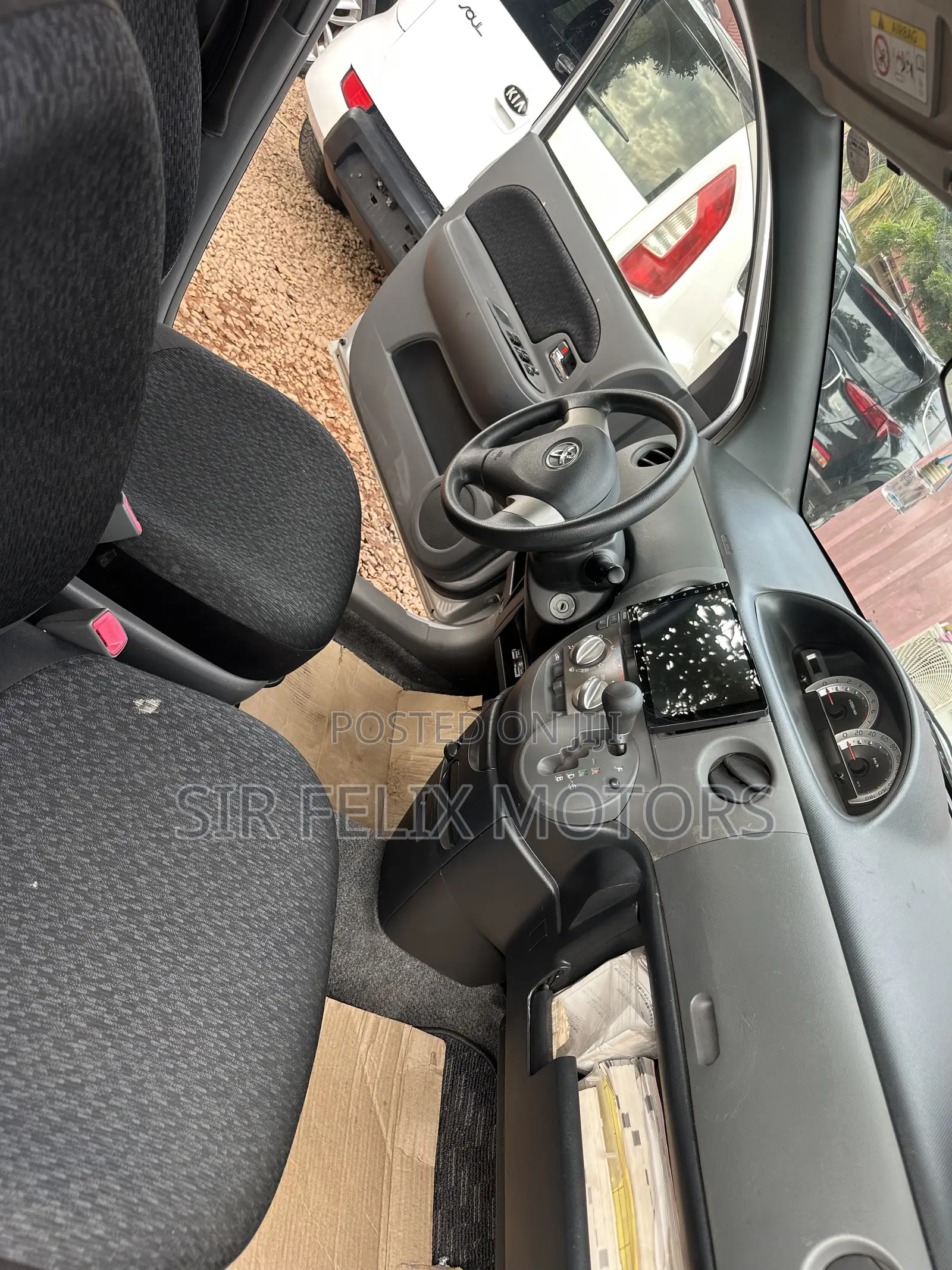 Toyota Sienta 2012 Silver