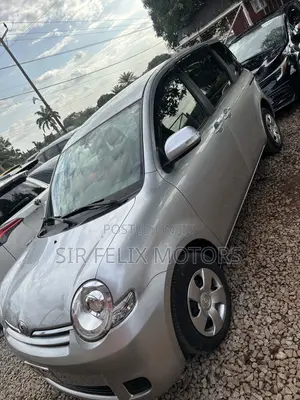 Toyota Sienta 2012 Silver