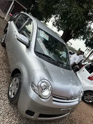 Toyota Sienta 2012 Silver