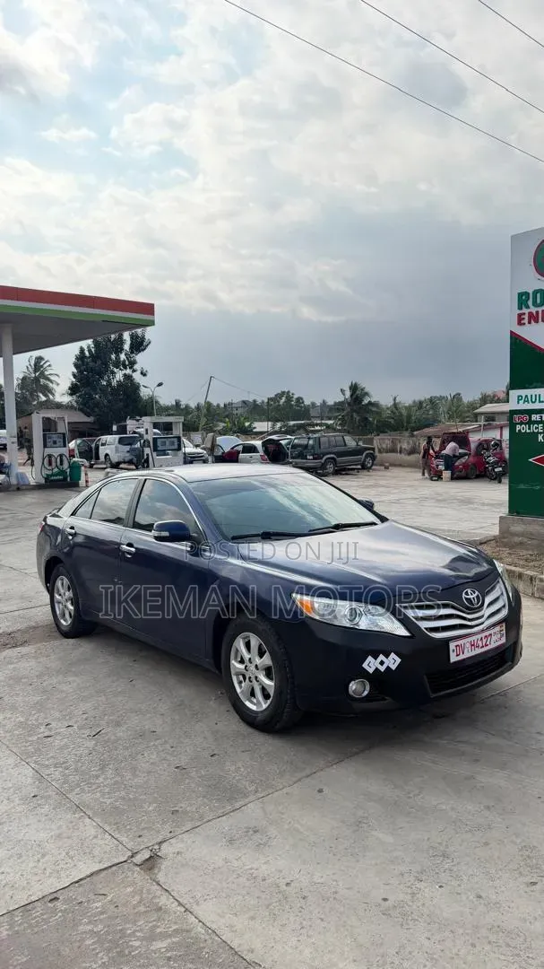 Toyota Camry Base 4dr Sedan (2.5L 4cyl 6M) 2010 Blue