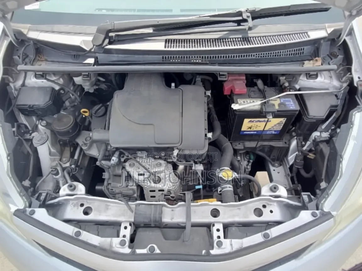 Toyota Vitz 2014 Silver