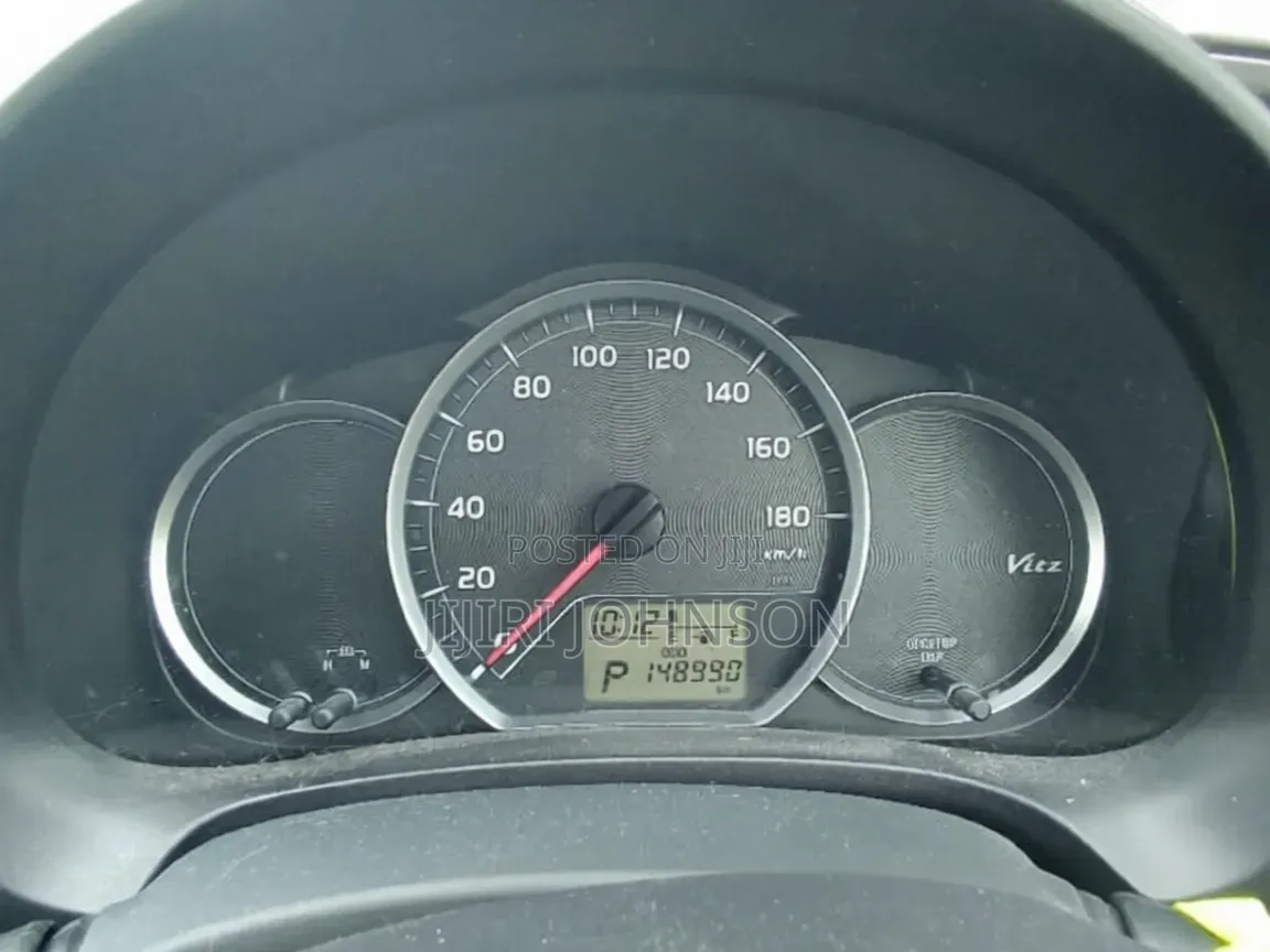 Toyota Vitz 2014 Silver