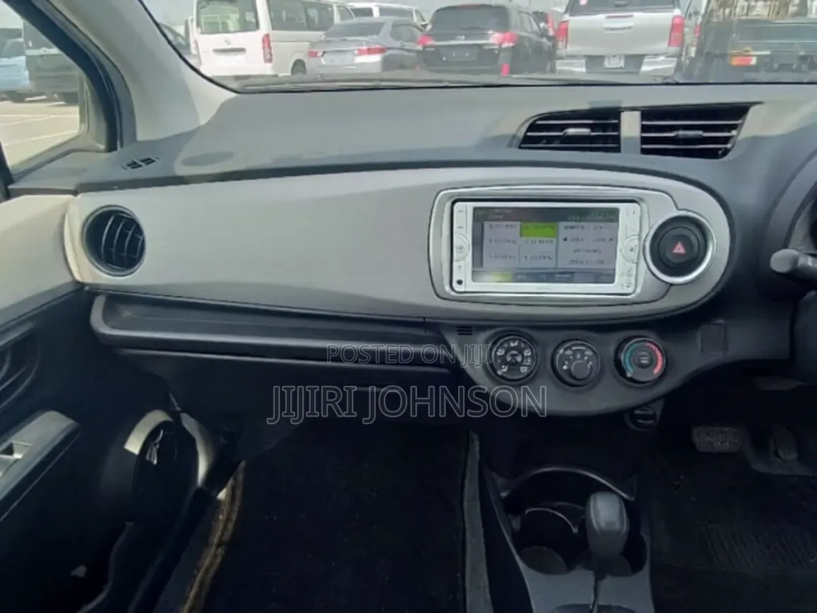 Toyota Vitz 2014 Silver