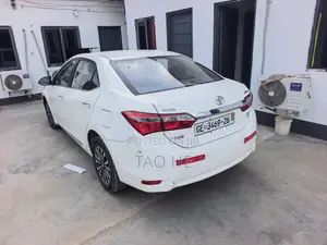 Toyota Corolla SE 4dr Sedan (1.8L 4cyl CVT) 2017 White