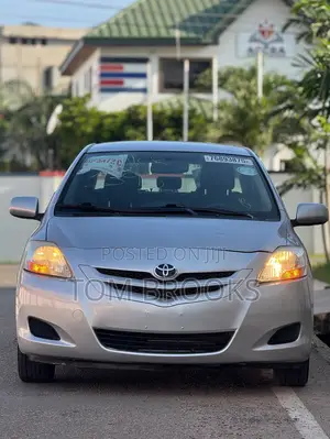 Toyota Yaris Base Sedan 4dr 2010 Silver